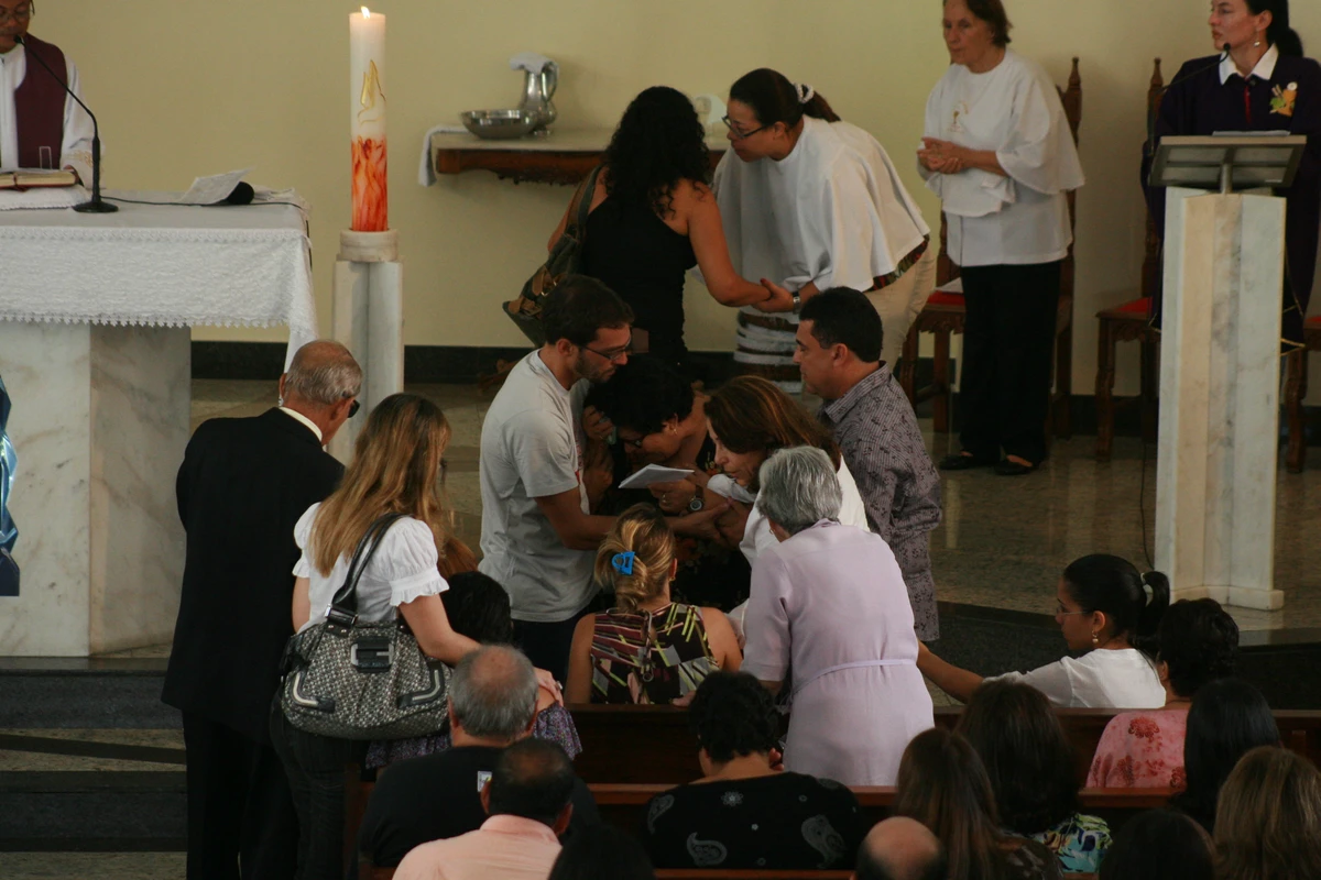 Familiares e amigos na missa de sétimo dia por Evandro Veiga/Arquivo CORREIO