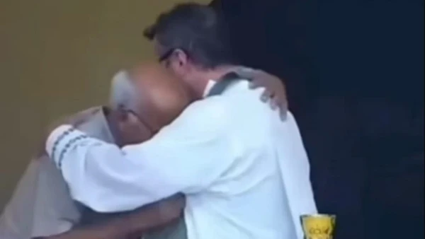 Fiel abraçou padre por Reprodução