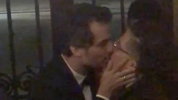 Jean Wyllys e Wagner Moura se beijam no Festival de Berlim por Reprodução/Redes Sociais 