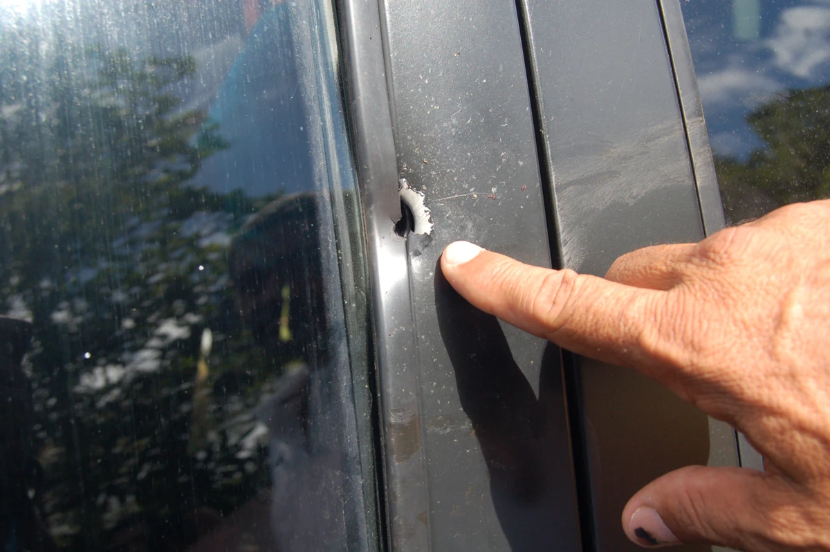 Marca de bala no carro por Almiro Lopes/Arquivo CORREIO