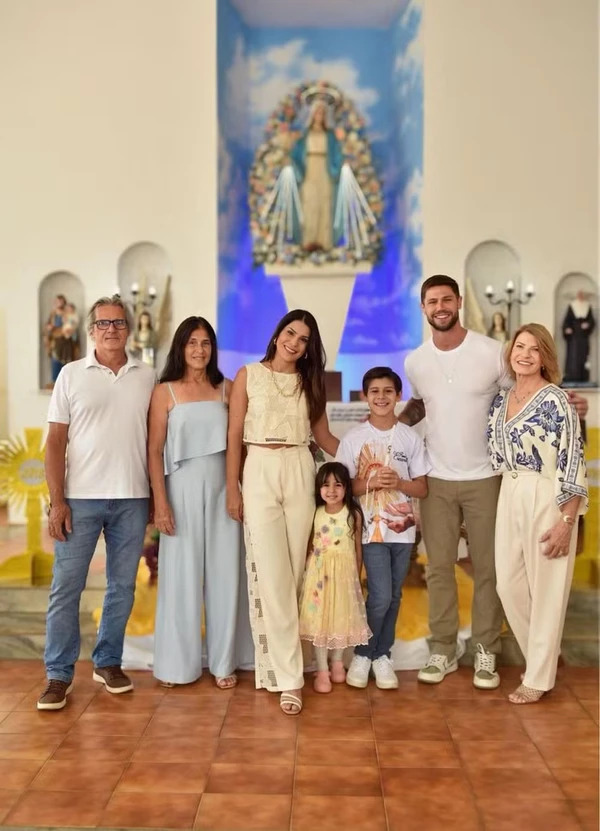 Natália e Jonas reunidos com o filho e a família por Reprodução/Arquivo Pessoal/Natália Vieira