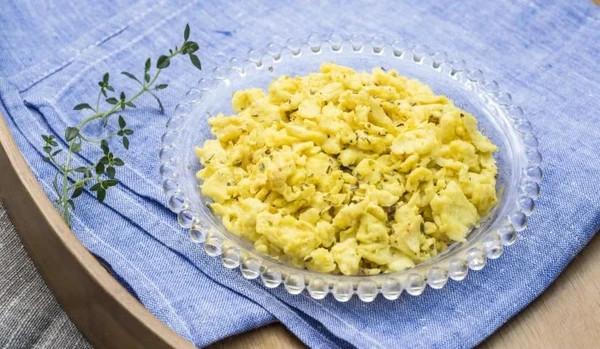 Ovos mexidos cremosos  Ingredientes: 2 ovos, manteiga, queijo ralado.  Bata os ovos, cozinhe na manteiga e finalize com queijo. por Nestlé