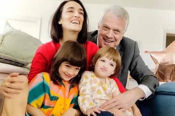 Pedro Bial e Maria Prata com as filhas, Laura e Dora por Reprodução