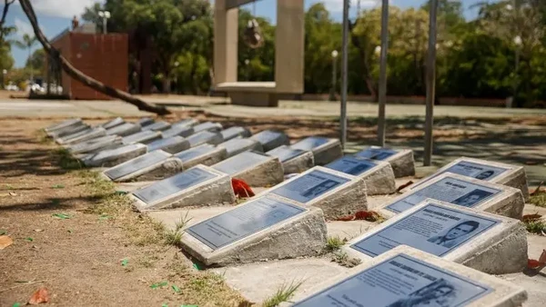 Placas homenageiam desaparecidos da ditadura na Rua da Aurora, no Recife por Andrea Rego Barros/Prefeitura do Recife