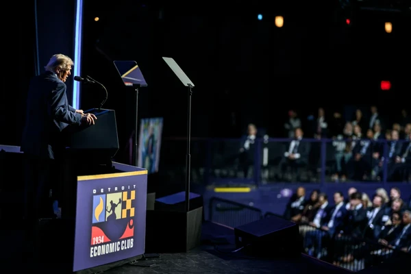 Donald Trump discursou em um fórum econômico de Detroit