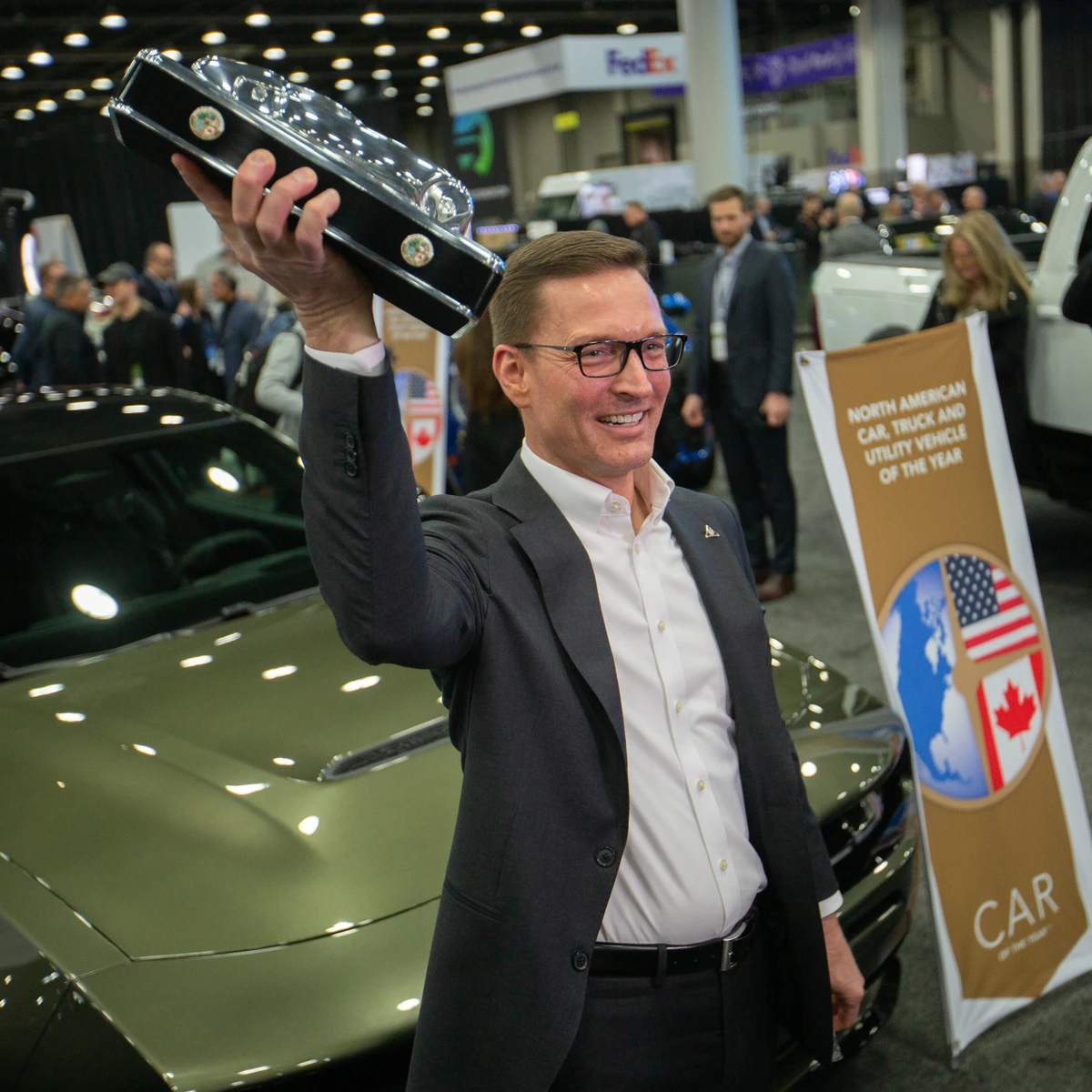 Matt McAlear, CEO da Dodge, celebra o título do Charger por Divulgação