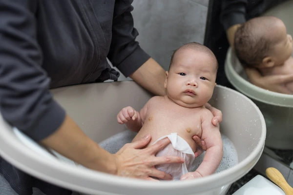 Verão e puerpério: como o calor impacta a saúde do bebê e da mãe por Shutterstock