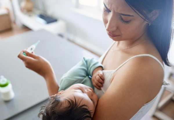 Verão e puerpério: como o calor impacta a saúde do bebê e da mãe por Shutterstock