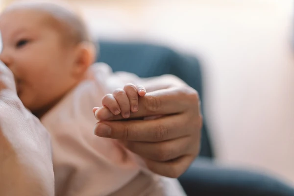 Verão e puerpério: como o calor impacta a saúde do bebê e da mãe por Shutterstock