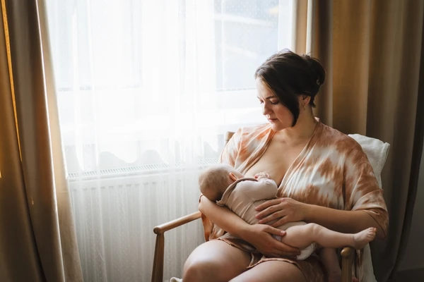 Verão e puerpério: como o calor impacta a saúde do bebê e da mãe por Shutterstock