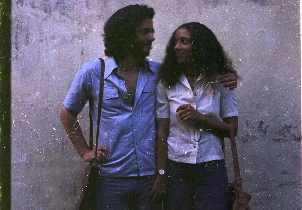 No Nordeste, “raparigar” é uma expressão popular para se referir à traição. A dúvida lançada no filme lembra, de imediato, o eterno dilema de Dom Casmurro: traiu ou não traiu? Marcelo escapa da resposta, deixando tanto o sogro quanto o espectador no escuro por Divulgação 