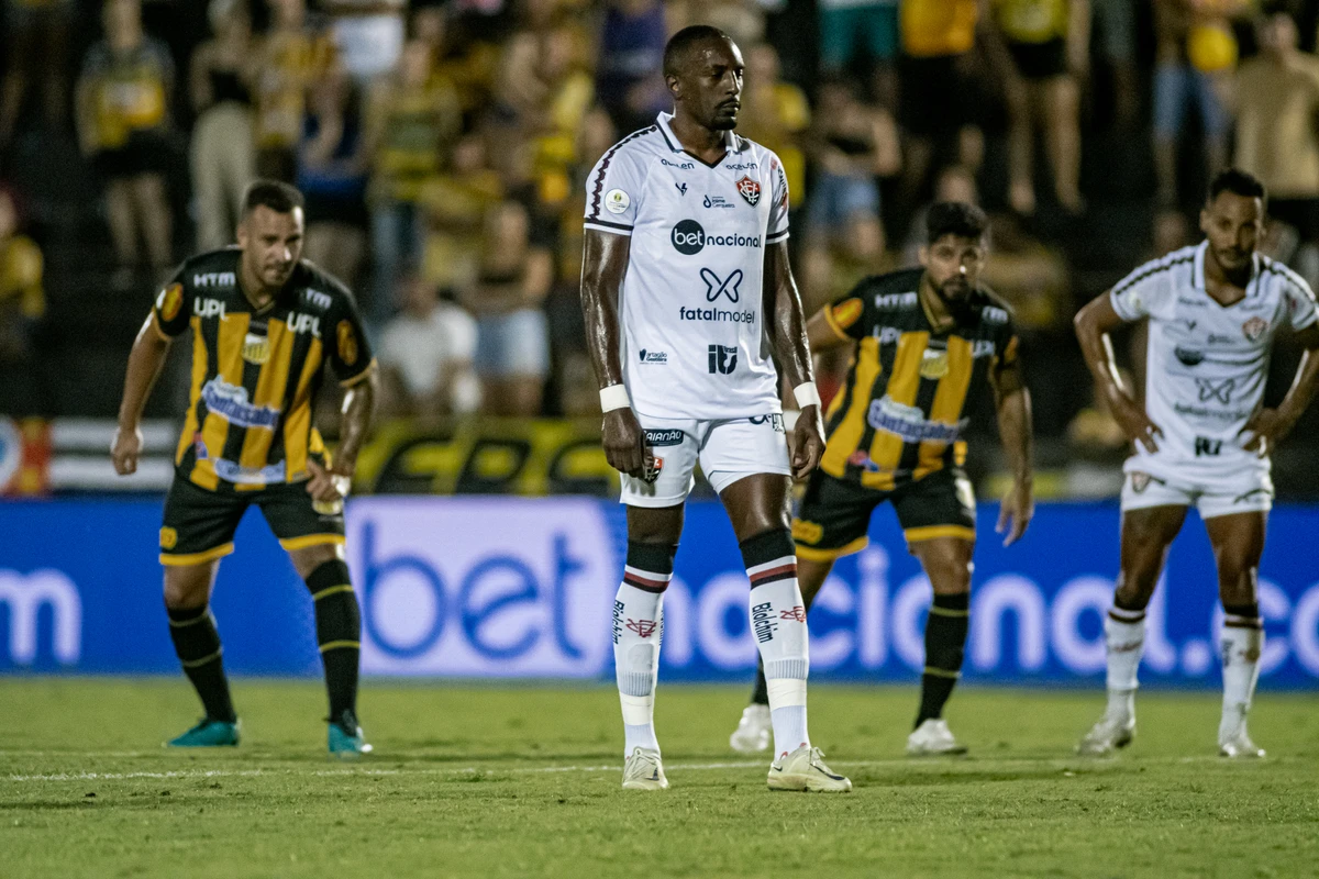 Welder se preparando para cobrar pênalti contra o Novorizontino, pela 36ª rodada da Série B de 2023