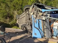 Imagem - Batida entre ônibus e caminhão mata duas pessoas e deixa 22 feridos na Bahia
