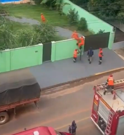 Corpo de Bombeiros foi acionado por vizinha de imóvel por Reprodução