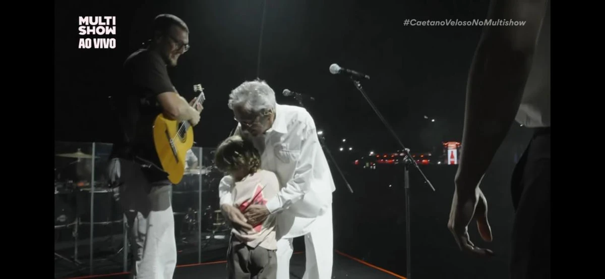 Cantor recebeu o neto no palco por Reprodução/Multishow