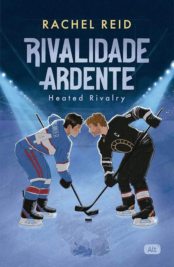 Rivalidade ardente - Heated Rivalry, de Rachel Reid (Alt). O romance esportivo hot que inspirou a série de TV Heated Rivalry, distribuída no Brasil pela HBO MAXA estrela do hóquei profissional Shane Hollander não é apenas absurdamente talentoso: ele também tem uma reputação impecável. O hóquei é sua vida. Agora que é o capitão do time Montreal Voyageurs, ele não deixará que nada coloque seu trabalho em risco — muito menos o cara russo sexy cujo corpo atlético tira seu sono. O capitão do Boston Bears, Ilya Rozanov, é tudo o que Shane não é. Autoproclamado rei do gelo, é tão arrogante quanto talentoso. Ninguém consegue vencê-lo — exceto Shane. Os dois construíram suas carreiras em cima dessa rivalidade lendária, mas quando saem da pista de gelo, o calor entre eles é inegável. Lançamento em 5 de fevereiro. por Reprodução