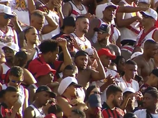 Imagem - Ex-atacante ídolo do Vitória é flagrado no meio da torcida no Ba-Vi