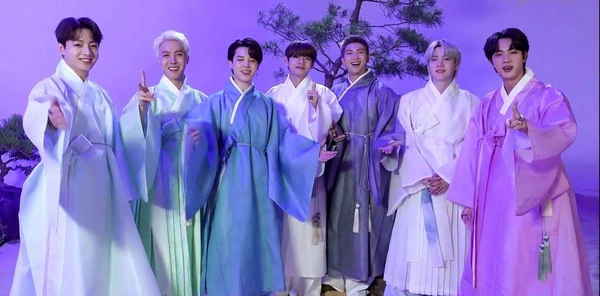 BTS com trajes típicos coreanos por Reprodução