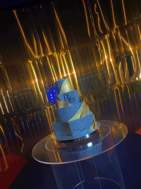 Bolo de aniversário com iniciais da skatista por Reprodução