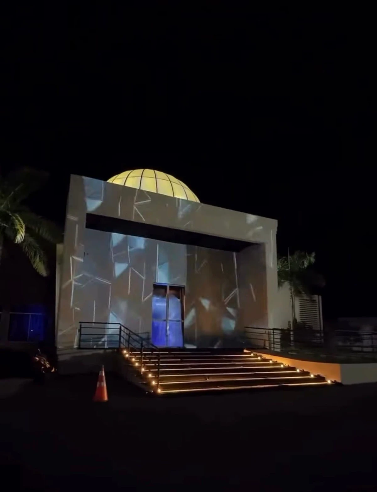 Entrada do local onde festa foi celebrada por Reprodução