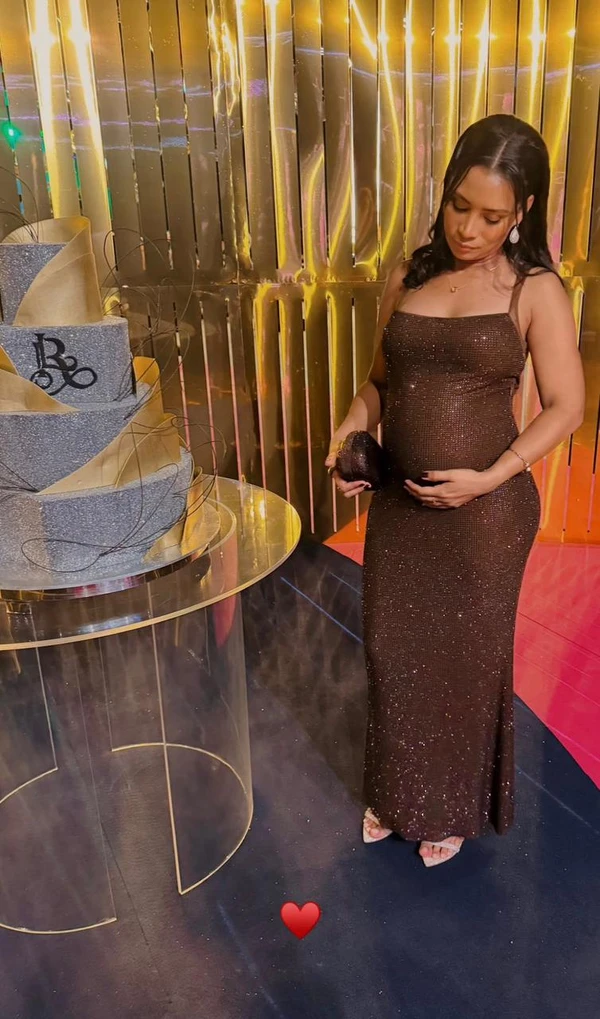 Mãe exibe barriga de grávida por Reprodução