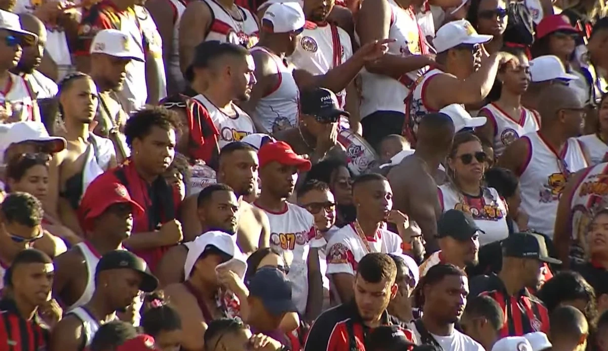 Marinho foi flagrado no meio da torcida do Vitória por Reprodção/TVE