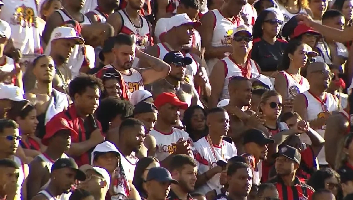 Marinho foi flagrado no meio da torcida do Vitória por Reprodção/TVE