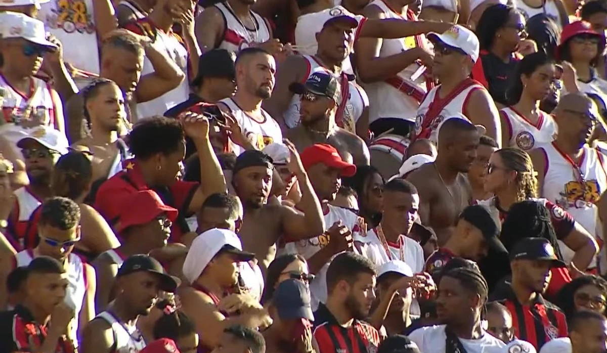 Marinho foi flagrado no meio da torcida do Vitória