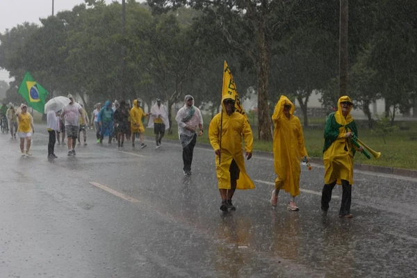 Corrente elétrica teria descido pelo guindaste e atingido as pessoas que estavam nas proximidades. por Vinicius Schmidt/Metrópoles