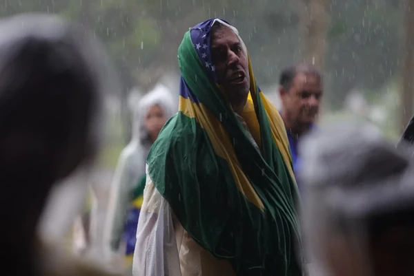 Raio cai e atinge grupo de Nikolas Ferreira