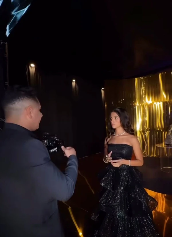 Rayssa Leal posando para foto por Reprodução