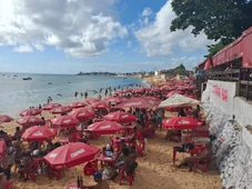 Imagem - “Parece o Caribe”: banhistas lotam Cantagalo, única praia própria para banho em Salvador