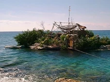 Imagem - Homem constrói ilha flutuante com 150 mil garrafas PET e hoje vive isolado no litoral do México