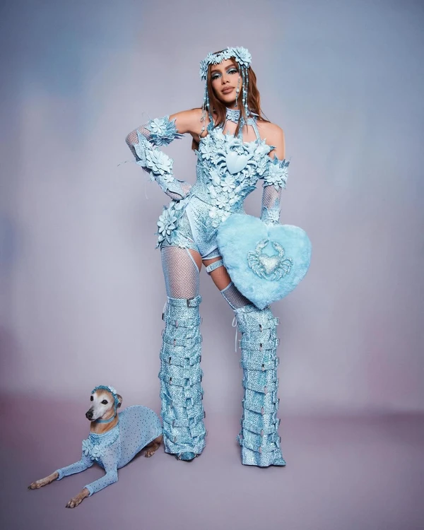 Anitta durante Ensaios da Anitta: look com o tema de Câncer por Reprodução/Instagram @anitta