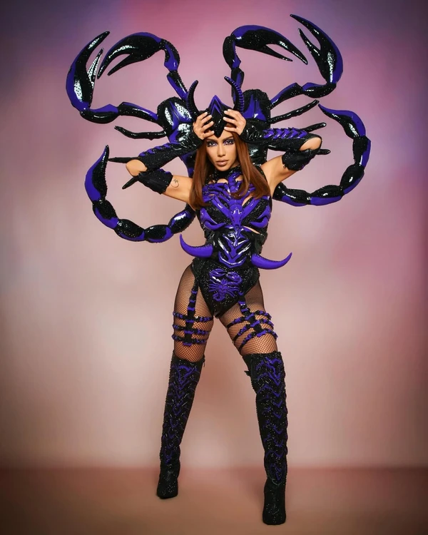 Anitta durante Ensaios da Anitta: look com o tema de Escorpião por Reprodução/Instagram @anitta