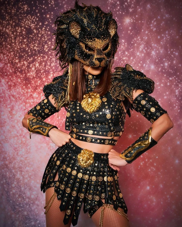 Anitta durante Ensaios da Anitta: look com o tema de Leão por Reprodução/Instagram @anitta