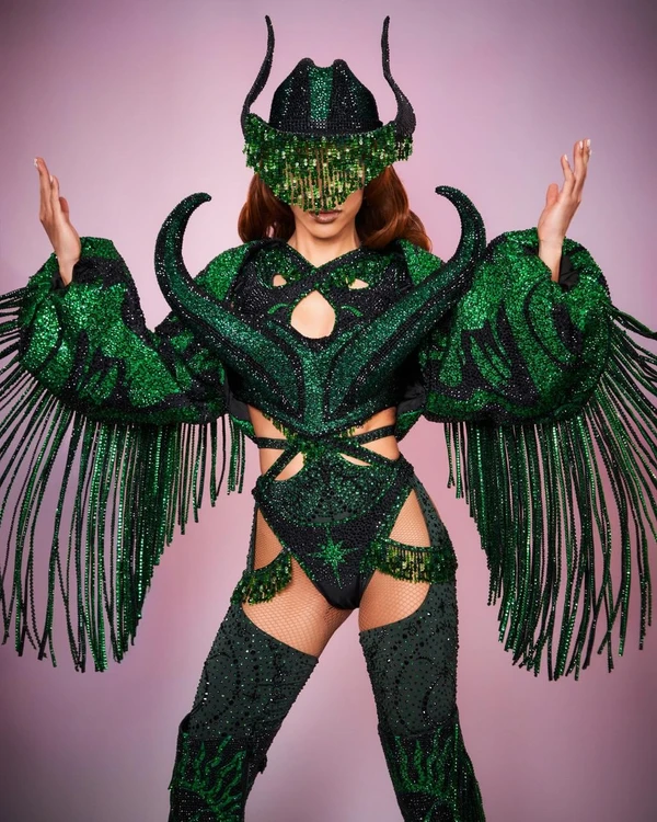 Anitta durante Ensaios da Anitta: look com o tema de Touro por Reprodução/Instagram @anitta