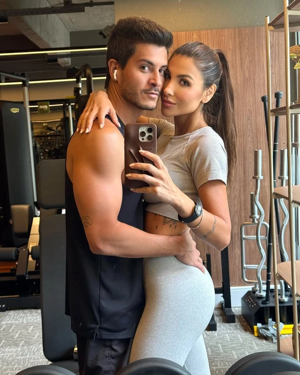 Arthur Aguiar e Jheny Santucci por Reprodução/Instagram