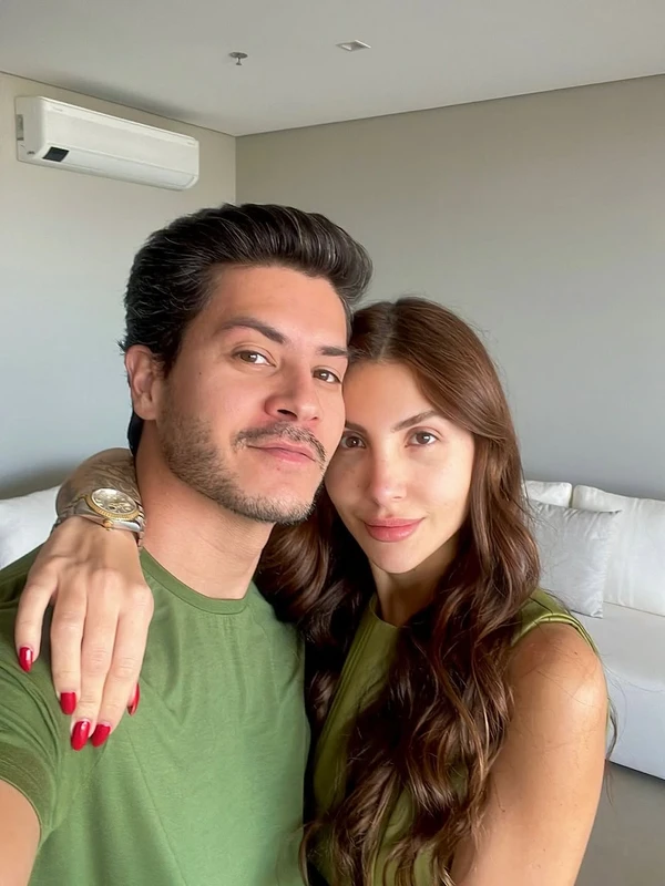 Arthur Aguiar e Jheny Santucci por Reprodução/Instagram