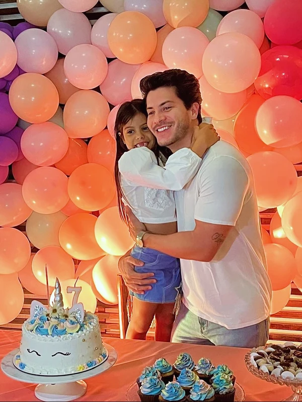 Arthur Aguiar e Sophia por Reprodução/Instagram