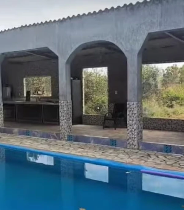 Casa de Chaiany tem quintal espaçoso e piscina por Reprodução