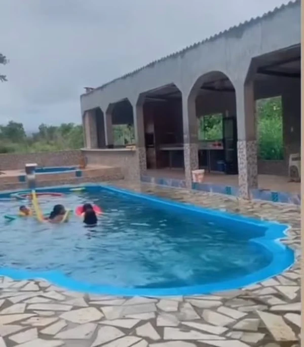 Casa de Chaiany tem quintal espaçoso e piscina por Reprodução