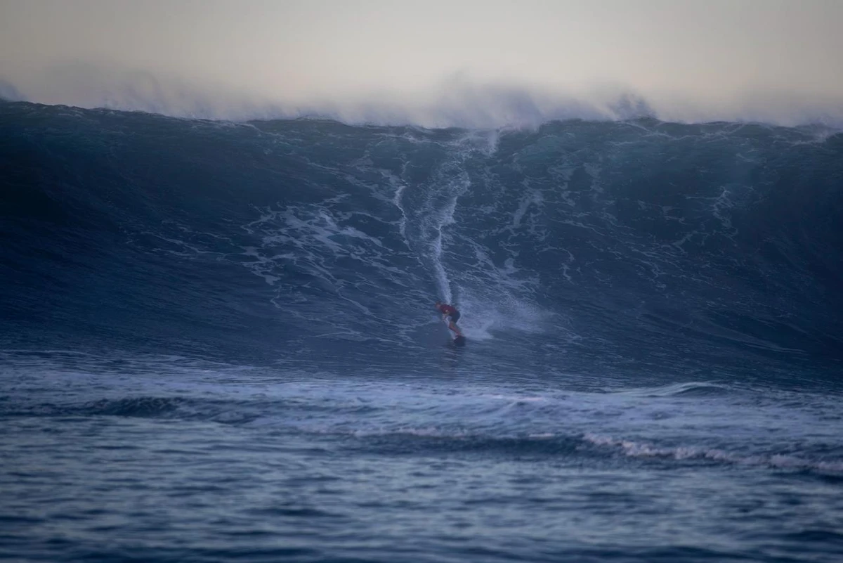 Catarina Lorenzo faz história ao surfar no Jaws por Divulgação