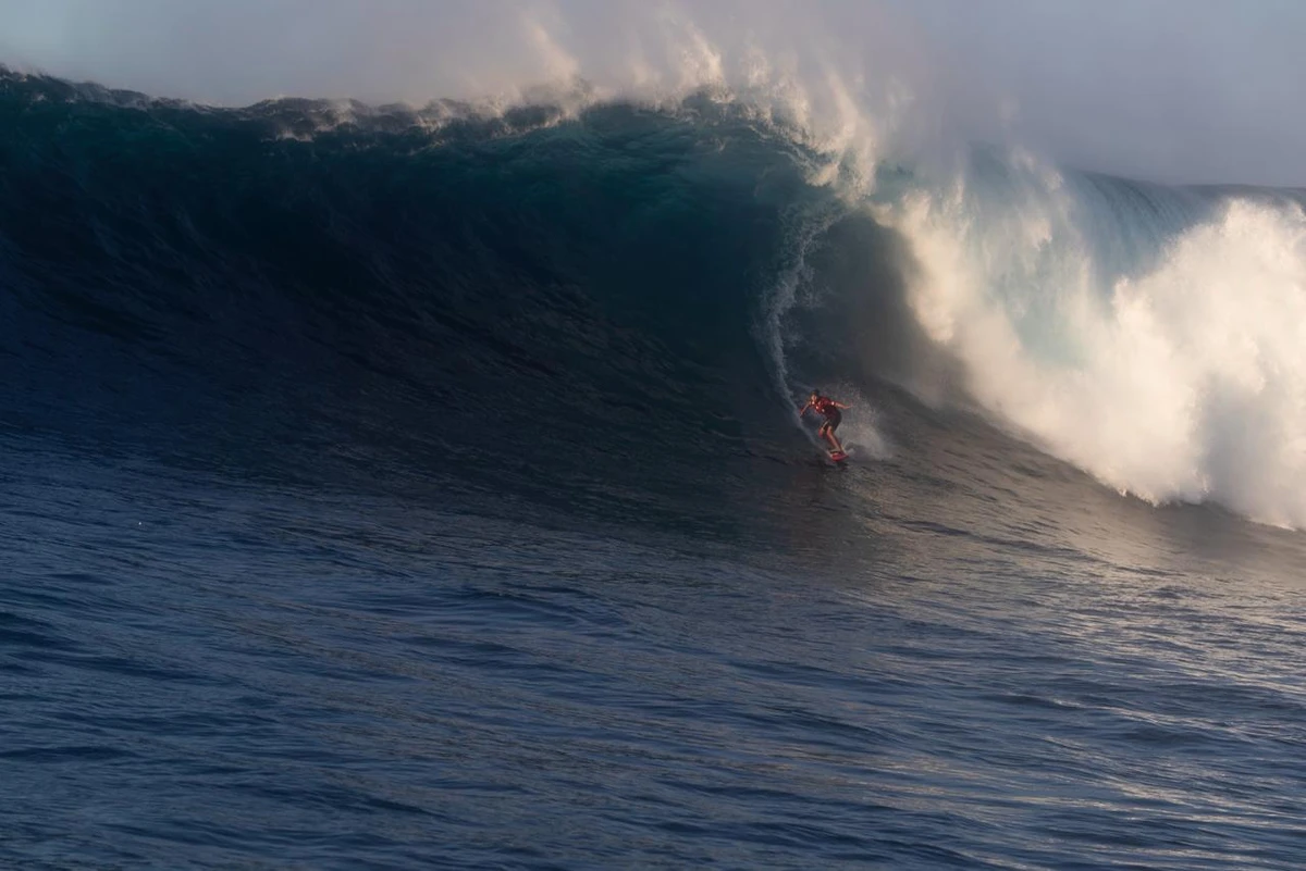 Catarina Lorenzo faz história ao surfar no Jaws por Divulgação