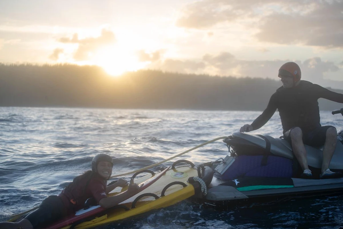 Catarina Lorenzo faz história ao surfar no Jaws por Divulgação