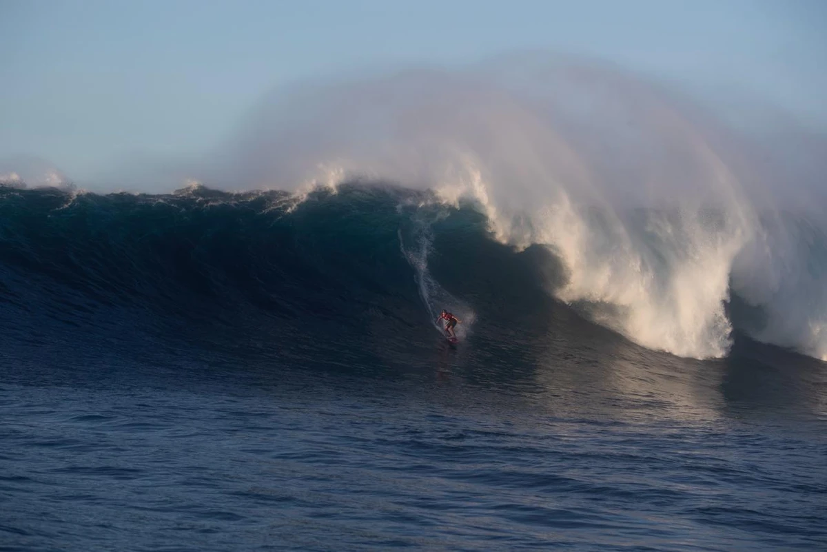 Catarina Lorenzo faz história ao surfar no Jaws por Divulgação