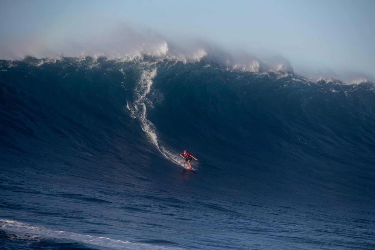 Catarina Lorenzo faz história ao surfar no Jaws por Divulgação