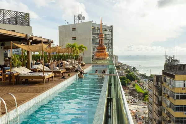 Fera Palace Hotel oferece vista, história e luxo no coração de Salvador