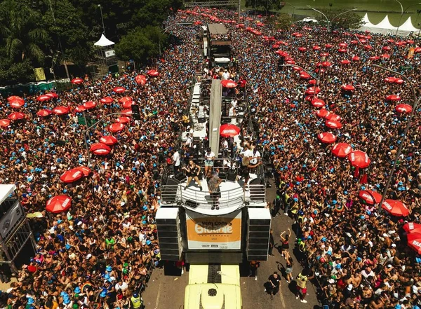 Léo Santana puxa bloco em SP