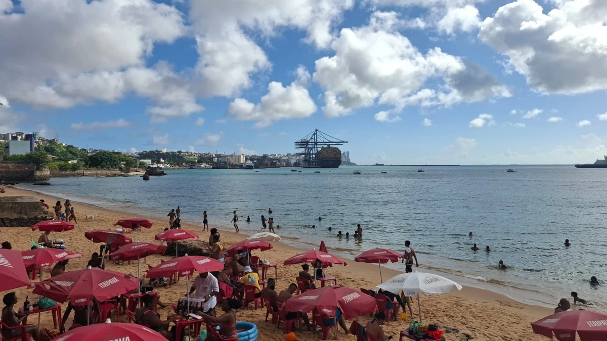 Praia do Cantagalo, na Cidade Baixa, foi a única avaliada como própria para banho em Salvador por Maria Raquel Brito/CORREIO